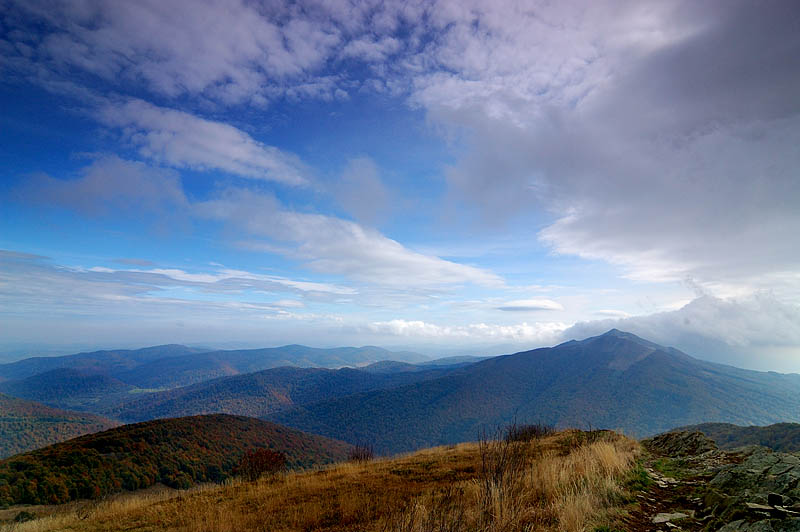 Połoniny w Bieszczadach – widokowe szlaki górskie i panorama gór