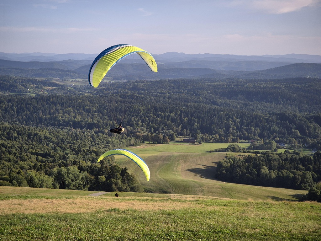 Bezmiechowa – Akademicki Ośrodek Szybowcowy w Bieszczadach, widok na góry i start szybowców