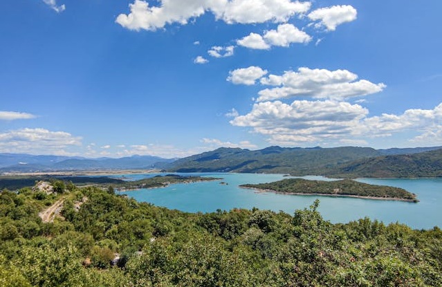 Jezioro Solińskie w Bieszczadach – widok na wodę i góry