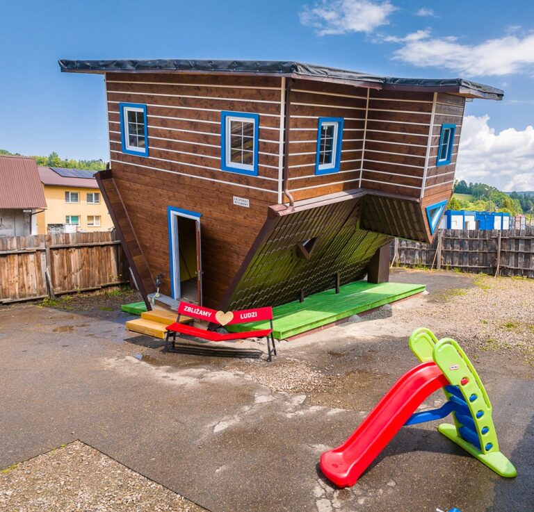 Chatka Wariatka w Bieszczadach – dom do góry nogami i zabawa perspektywą